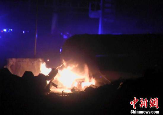 火災(zāi)現(xiàn)場，可以看到一個(gè)儲氣罐正在熊熊燃燒。