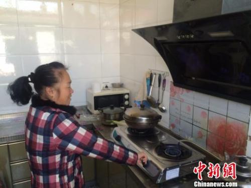 圖為居民用燃氣灶做飯?！±钔ヒ?攝